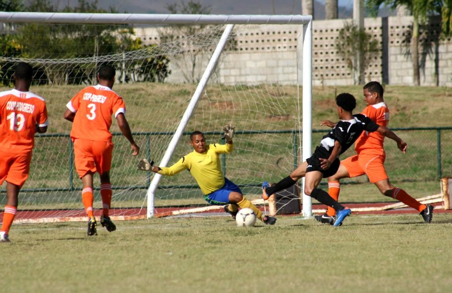 Jonathan Rosario (Uniforme Negro) en una peligrosa llegada ante la portería de Bayaguana